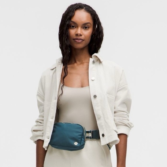 Lululemon Everywhere Belt Bag Wordmark Crossbody Bag in Warp Teal & Gold NWT - Picture 5 of 6